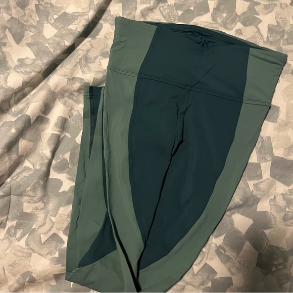 Lululemon Wake and Train 28” size 6 - Picture 5 of 7